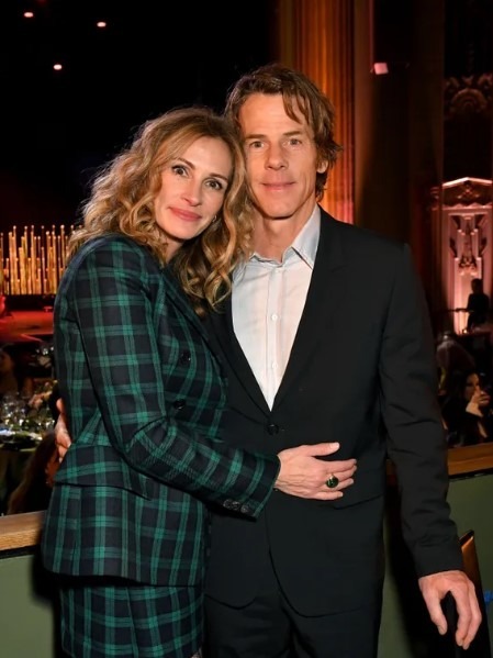 “Growing Up Fast:” The Children of Julia Roberts and Daniel Moder Now