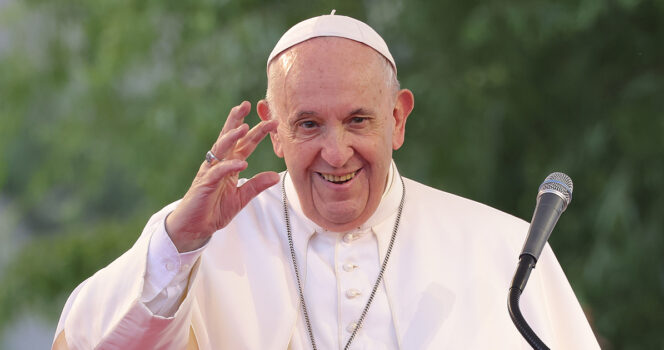 Nun who broke protocol to mourn Pope Francis speaks out