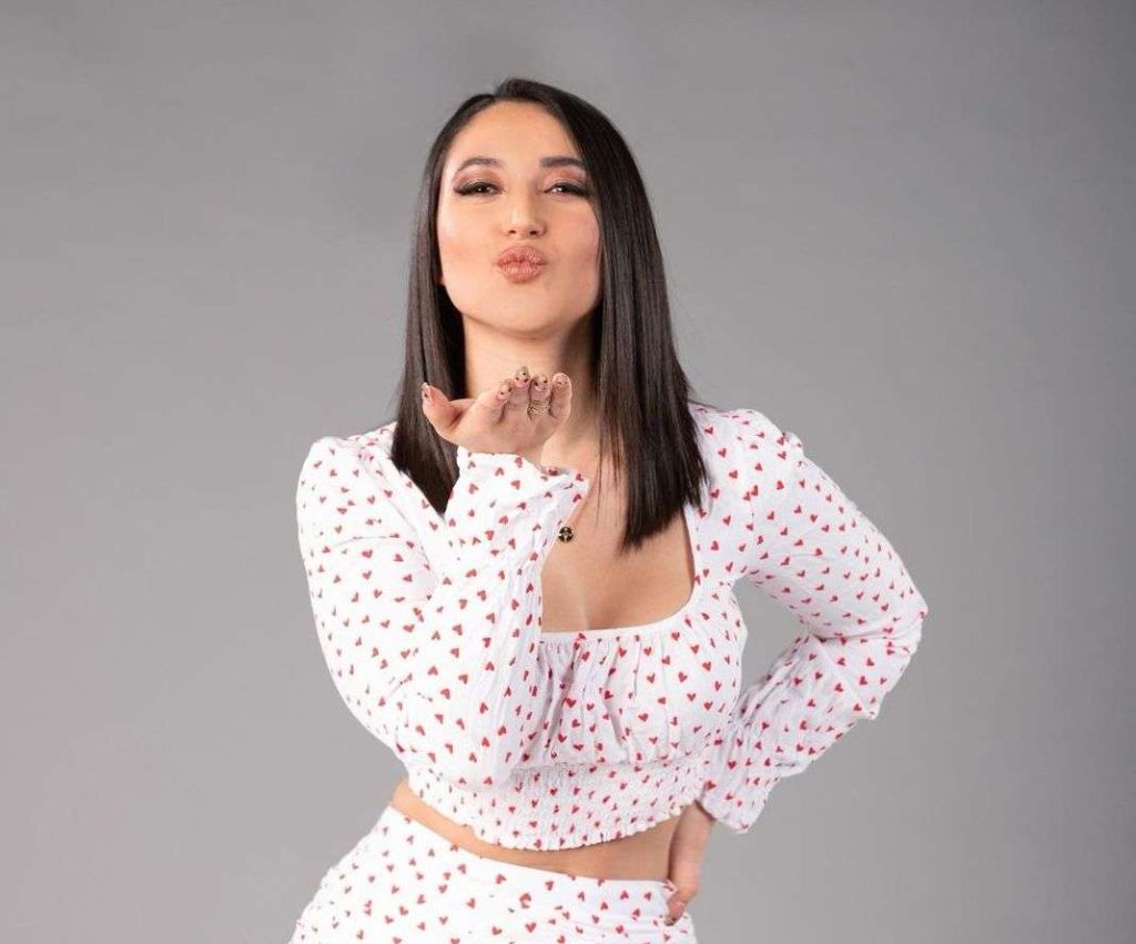 Live Broadcast Takes a Turn as Windy Mishap Sends Social Media into a Frenzy