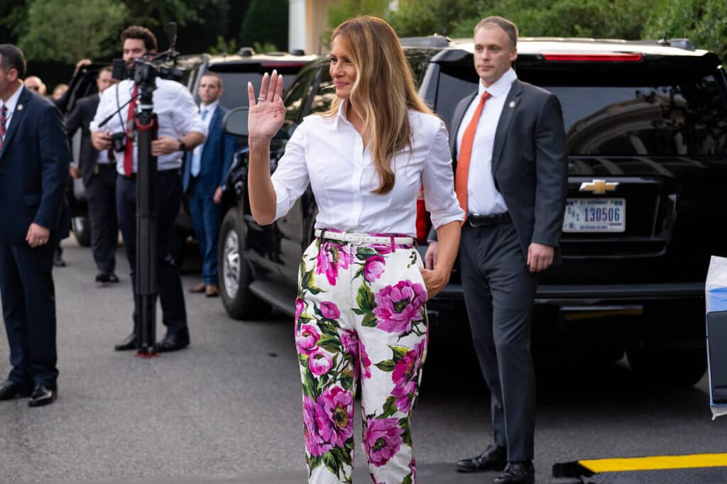 âIs that Bruce Jenner?â: Melania Trump turns heads with striking new look