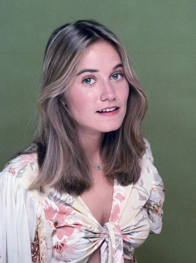 The Timeless Allure of Maureen McCormick: A Rare Glimpse at a Beloved Star
