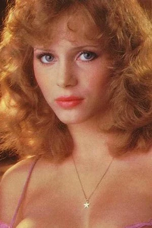 Those eyes, that body… absolutely stunning. She was one of the most breathtaking faces of the ’80s and ’90s